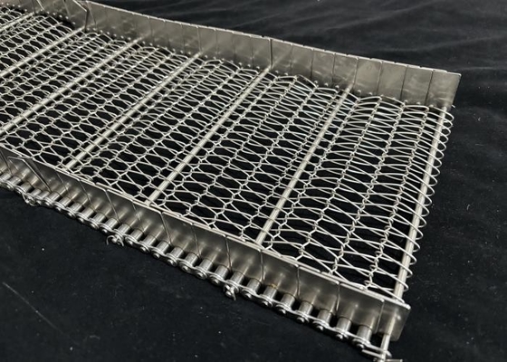 Un buen precio. Cinturón transportador de cadena espiral con malla de alambre de acero inoxidable de alimentos personalizado con deflector en línea
