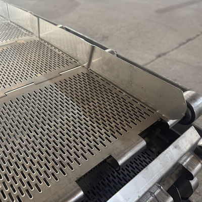 Un buen precio. Cinturón transportador perforado de acero inoxidable resistente al calor para hornos de túnel en línea