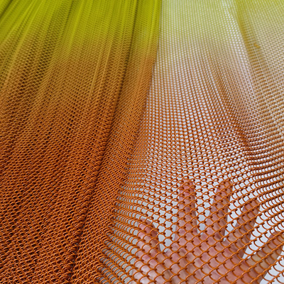 Un buen precio. Graduated Color Aluminum Chain Link Mesh Metal Coil Curtain Ceiling Decoration in a Restaurant en línea