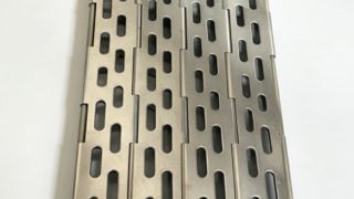 Cinta transportadora de placa de metal perforada de alambrada con orificio para túnel de horno de recocido de panadería y horno