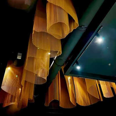 Un buen precio. Cortina de bobina de aluminio personalizada, tela de cortina de cadena metálica para barras, pantalla y techo en línea