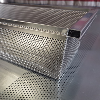 Un buen precio. Bandejas apilables perforadas de acero inoxidable 304 con asas en línea
