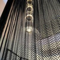 Un buen precio. Muestra de personalización de color negro de metal de la red de cortina para el restaurante salón de reunión de partición decorativa de la cadena de enlace de cerca malla en línea