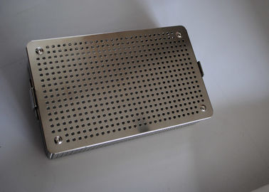 Un buen precio. almacenamiento perforado del instrumento quirúrgico de la cesta de alambre de metal de los 34x25x6cm en línea
