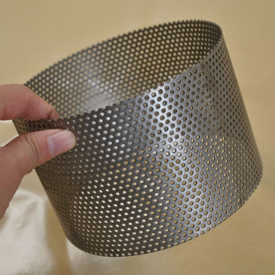 Un buen precio. modifique el cilindro perforado 304 de acero inoxidable del tubo para requisitos particulares del metal para el filtro de la tubería del campo petrolífero en línea